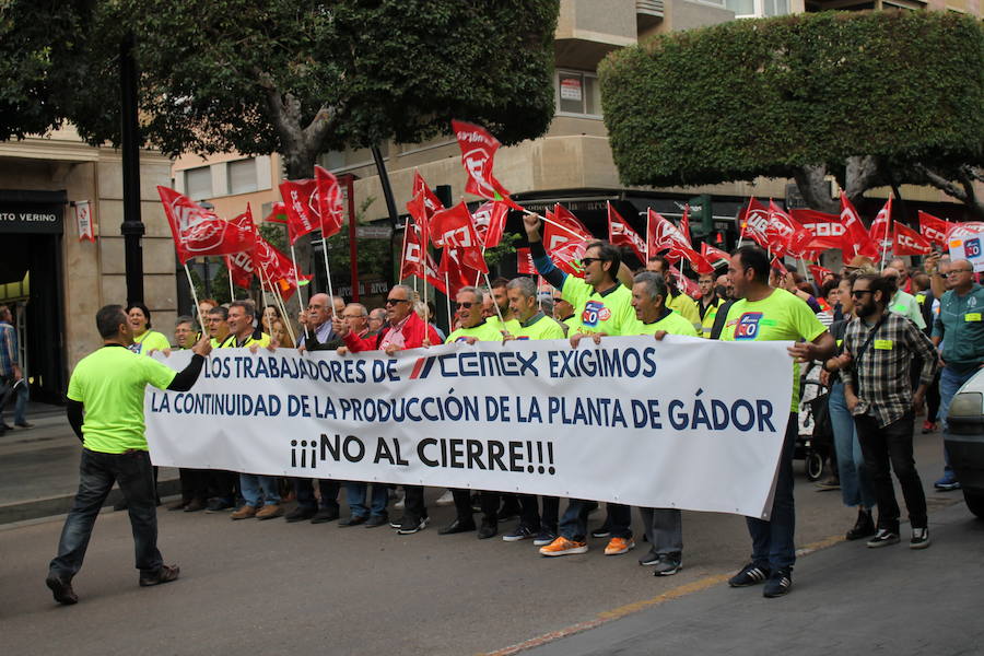 «¡Cemex no se cierra, antes a la guerra!»