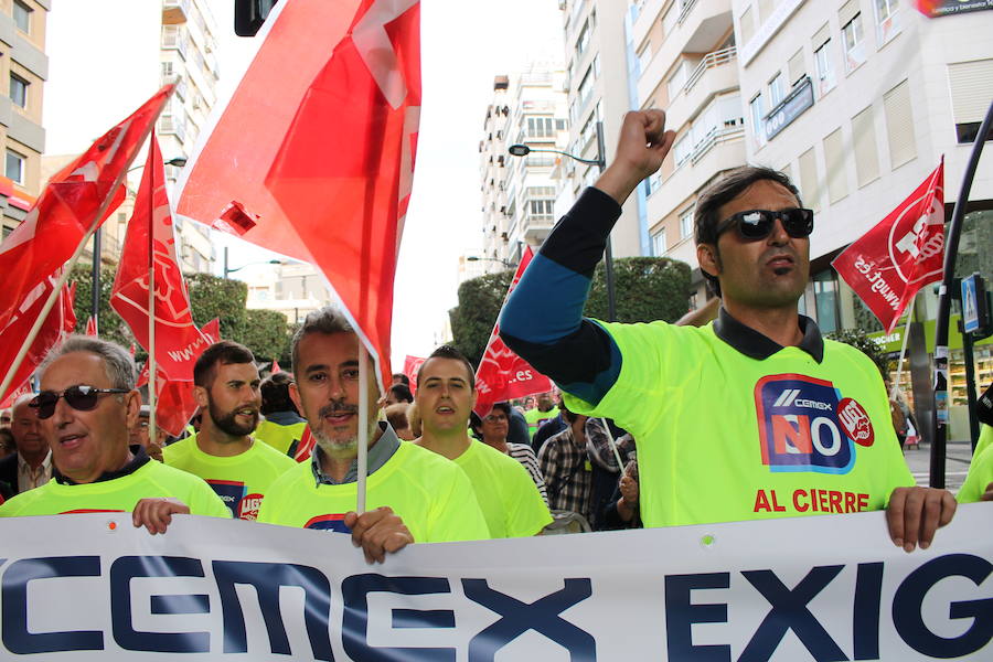 «¡Cemex no se cierra, antes a la guerra!»