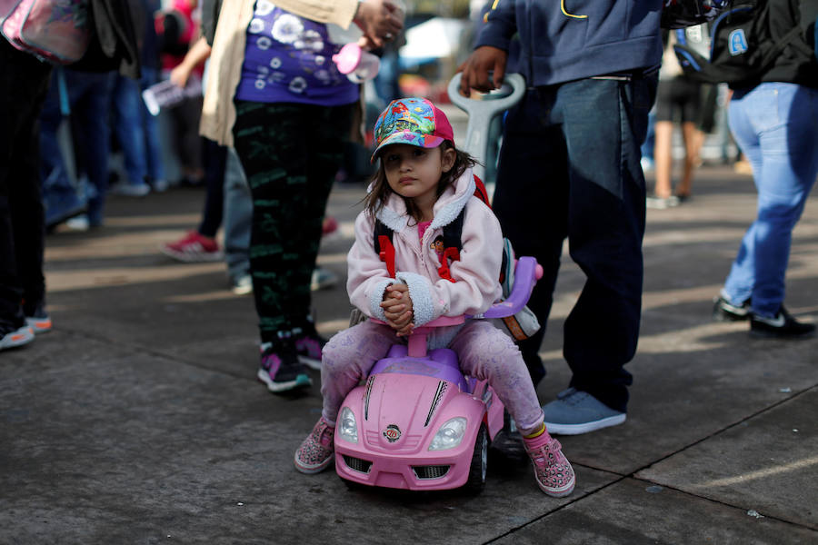 Unos 300 migrantes salvadoreños han salido este domingo de su país hacia la frontera con Guatemala con el objetivo final de llegar a EE UU. Buscan emular la caravana de hondureños que salió el 13 de octubre de San Pedro Sula.