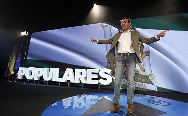 El presidente del Partido Popular de Andalucía, Juanma Moreno, durante la clausura hoy en Sevilla de la 23 Unión Interparlamentaria Popular en Sevilla. 
