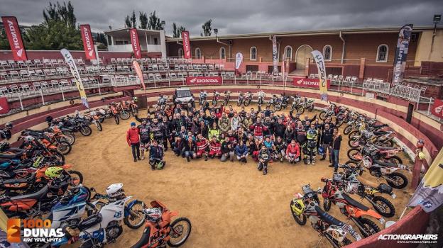 Concentración de los participantes del Raid 1.000 Dunas en el párking cerrado antes de marchar hacia Motril.