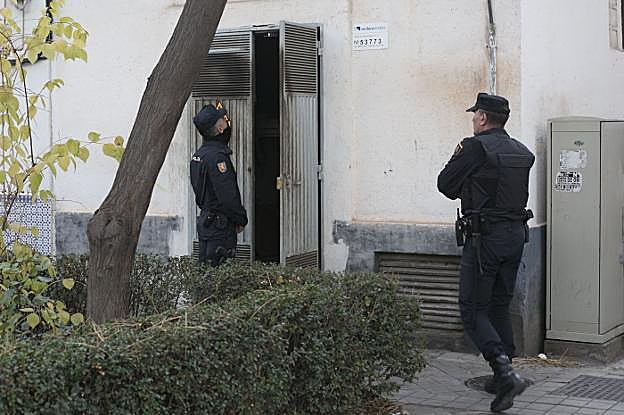 Agentes de Policía Nacional aguardan en el exterior de un transformador de La Paz mientras los técnicos lo reparan. 