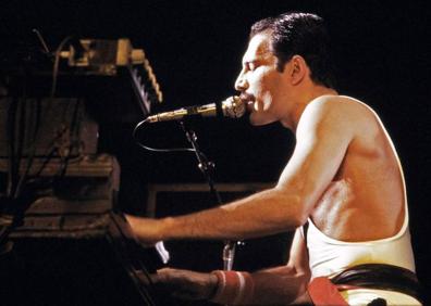 Imagen secundaria 1 - Roger Taylor y Freddie Mercury, a dúo. Debajo, Mercury al piano y en pleno concierto.