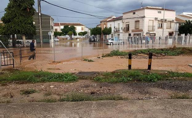 El alcalde de La Roda se encadena a un puente para pedir ayudas urgentes por las riadas