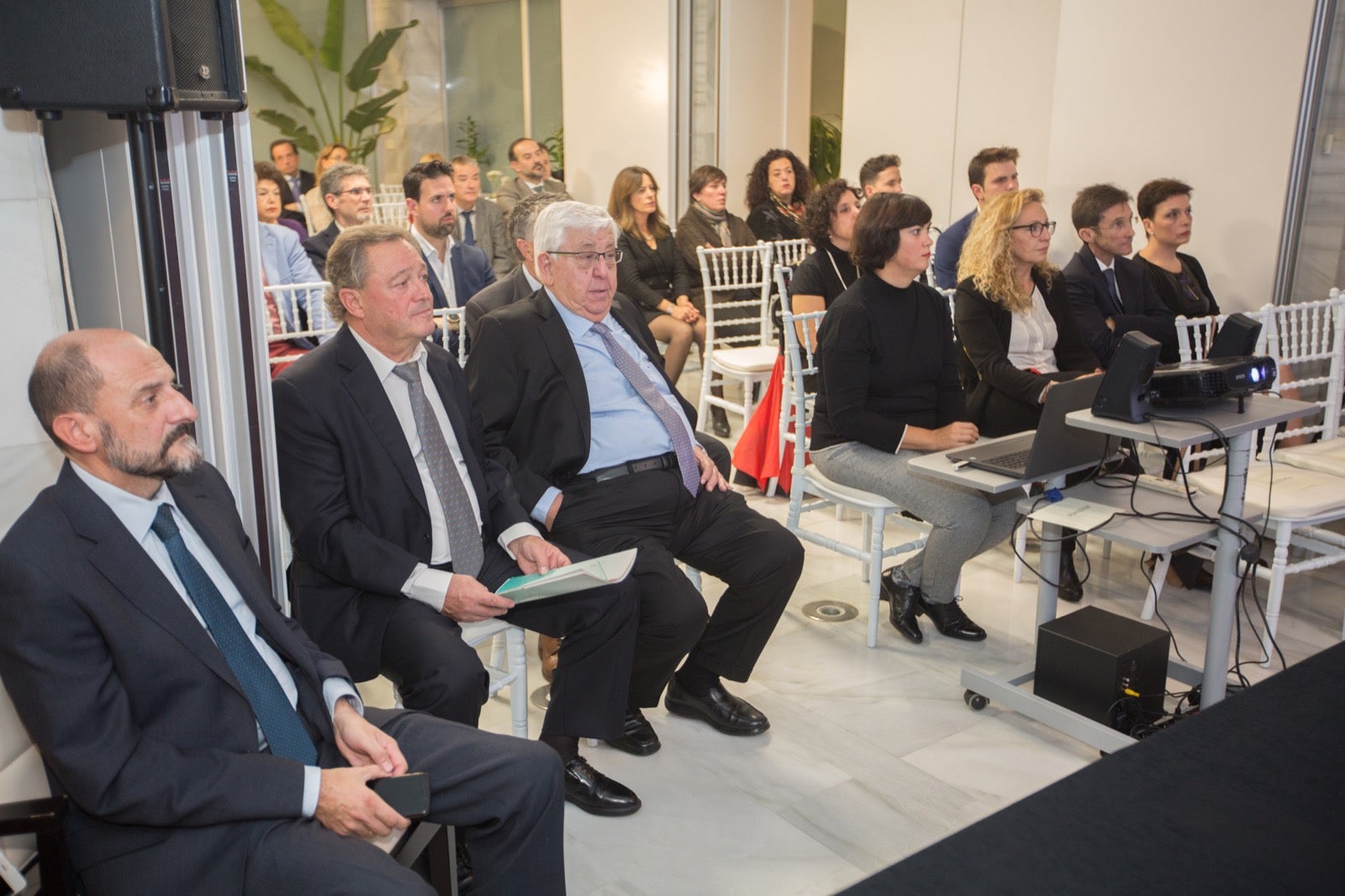 Fotos: Condecoración a los colegiados del Colegio de Agentes de la Propiedad