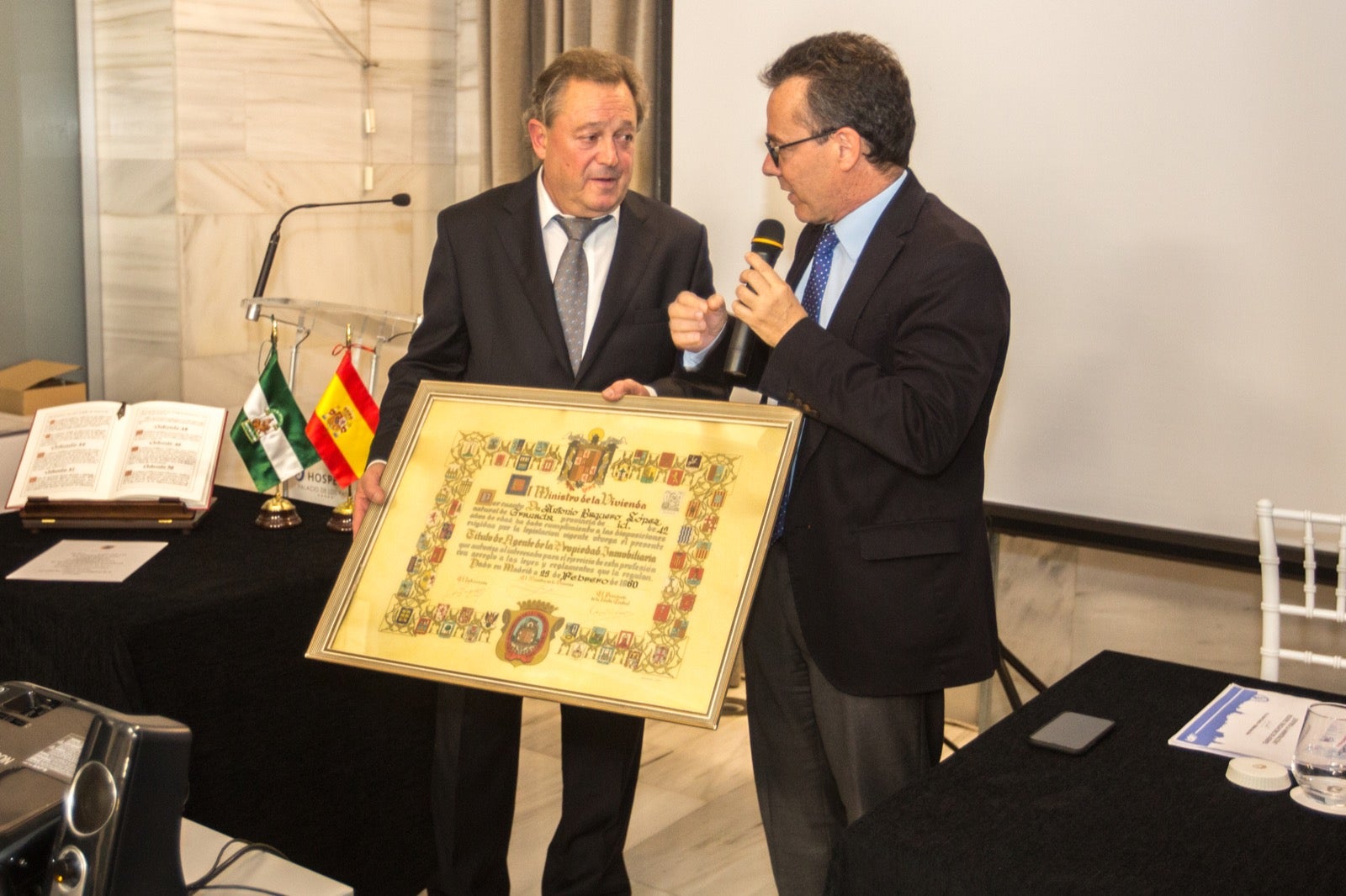 Fotos: Condecoración a los colegiados del Colegio de Agentes de la Propiedad