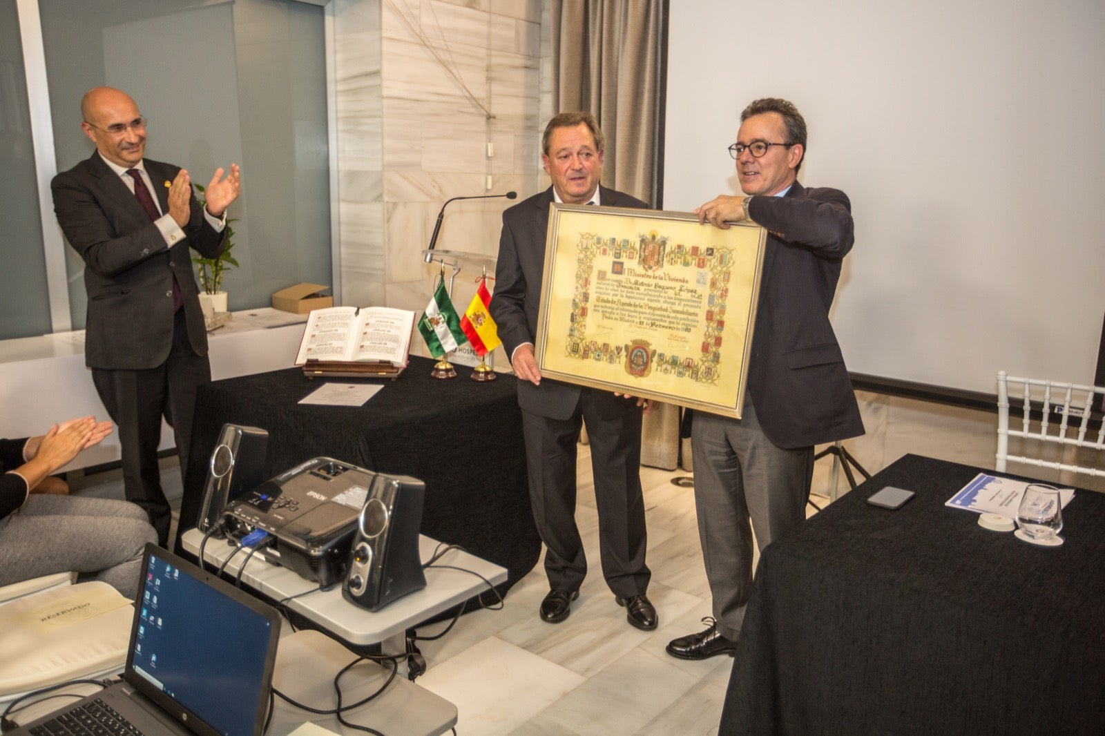 Fotos: Condecoración a los colegiados del Colegio de Agentes de la Propiedad