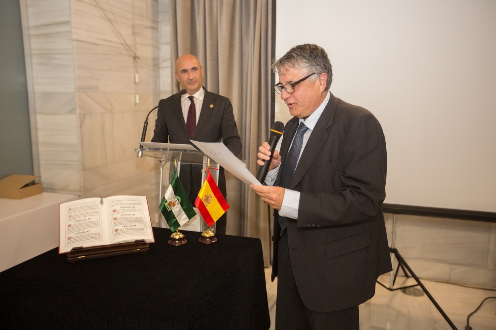 Fotos: Condecoración a los colegiados del Colegio de Agentes de la Propiedad