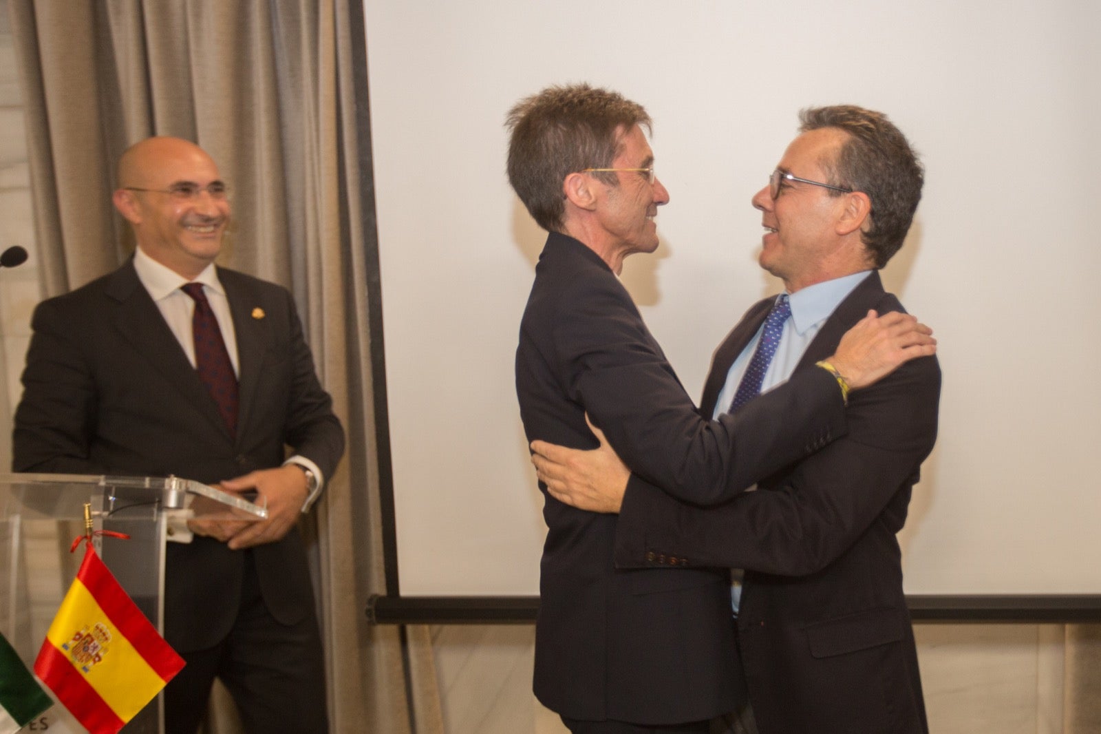 Fotos: Condecoración a los colegiados del Colegio de Agentes de la Propiedad