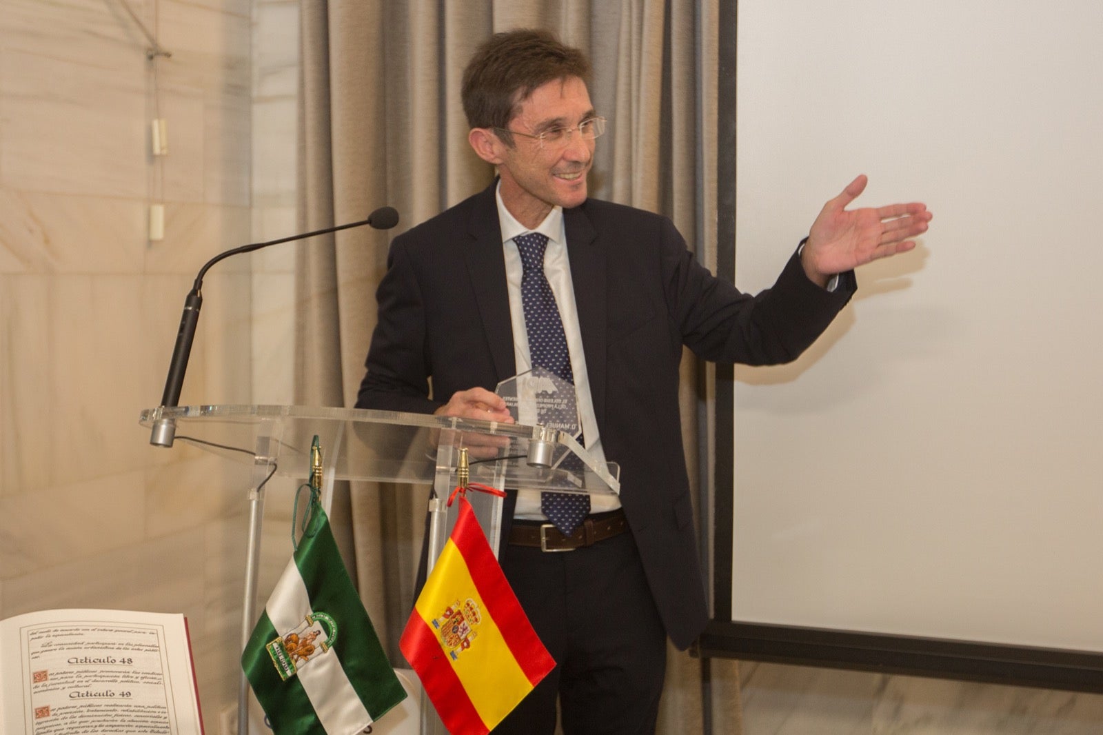 Fotos: Condecoración a los colegiados del Colegio de Agentes de la Propiedad