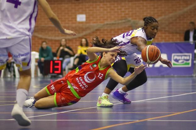 Raquel Molina-Prados se lanza a por el balón. 