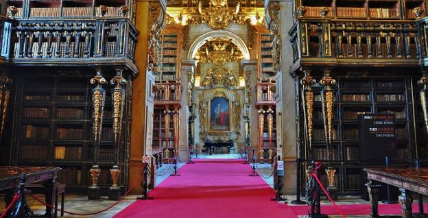 La Biblioteca Joanina custodia un valioso fondo de 60.000 libros antiguos.