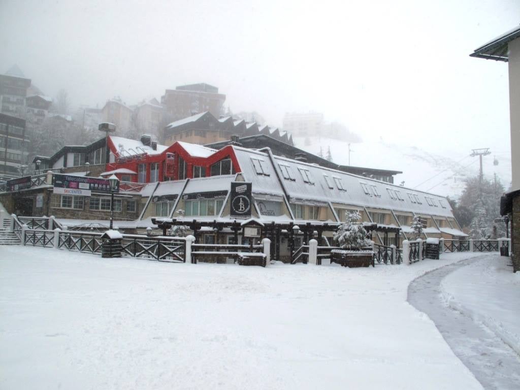 Las últimas nevadas caídas en la Sierra provocan un aspecto inusual en la estación para esta época del año