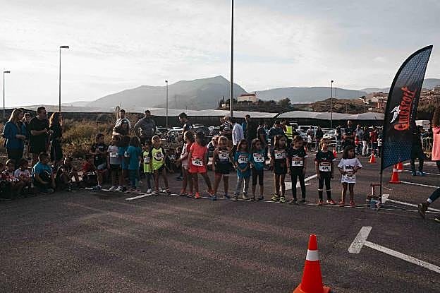 Salida de las duatletas en la categoría prebenjamín femenina.