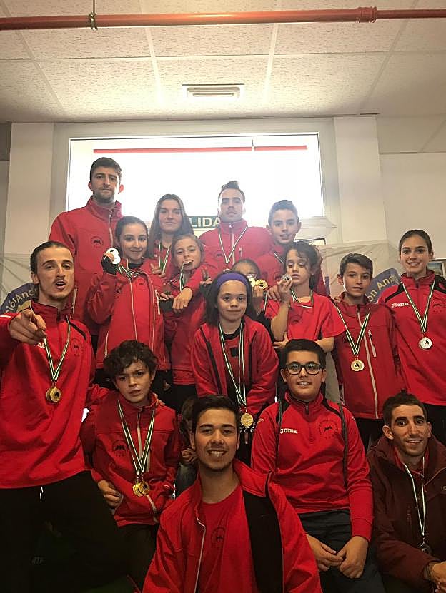 Los integrantes del GEV que viajaron a Cártama posan con sus medallas.