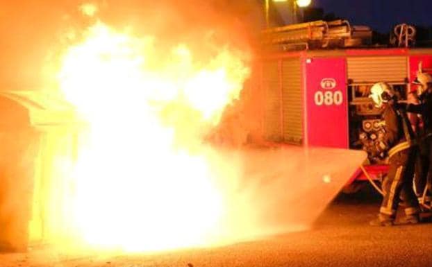 Los bomberos sofocan el fuego en el contenedor del Serrallo.