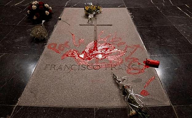 La Guardia Civil ha detenido hoy a un hombre tras pintar la tumba del dictador Francisco Franco en el Valle de los Caídos con la frase 'Por la libertad',