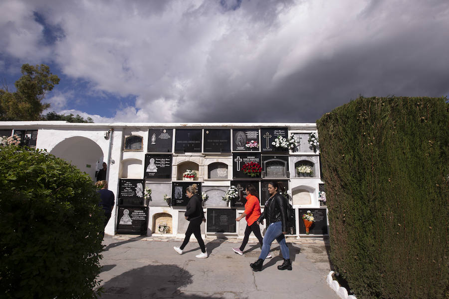 Los motrileños han preparado estos días el cementerio de Motril para que luzca en la festividad de Todos los Santos.