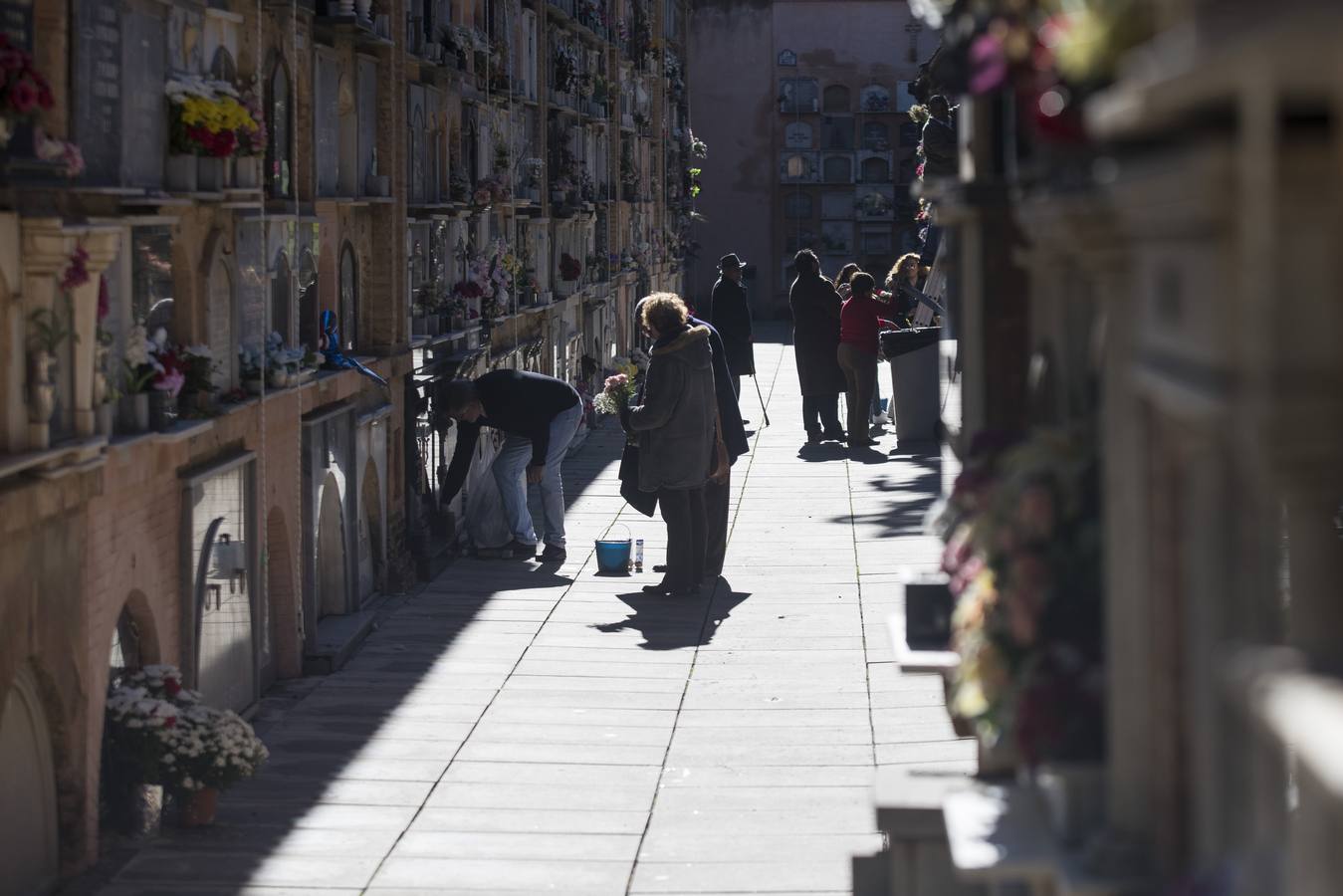 Centenares de familias cumplen con la tradición y llevan flores a sus parientes y allegados