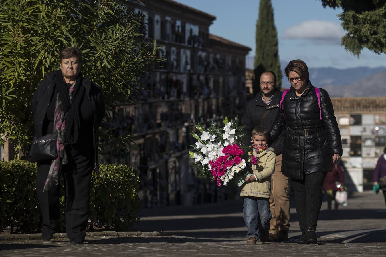 Centenares de familias cumplen con la tradición y llevan flores a sus parientes y allegados