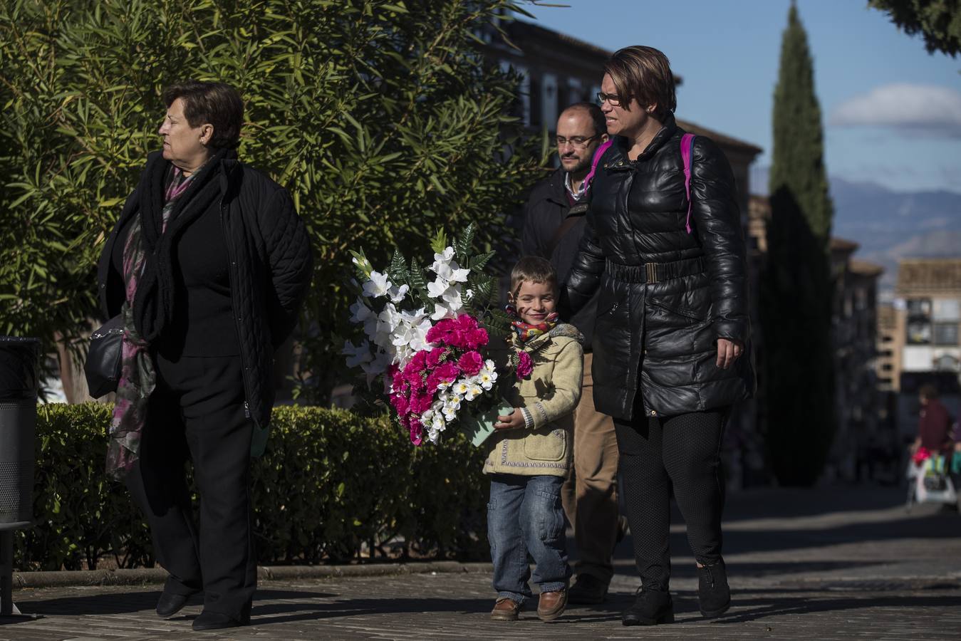 Centenares de familias cumplen con la tradición y llevan flores a sus parientes y allegados