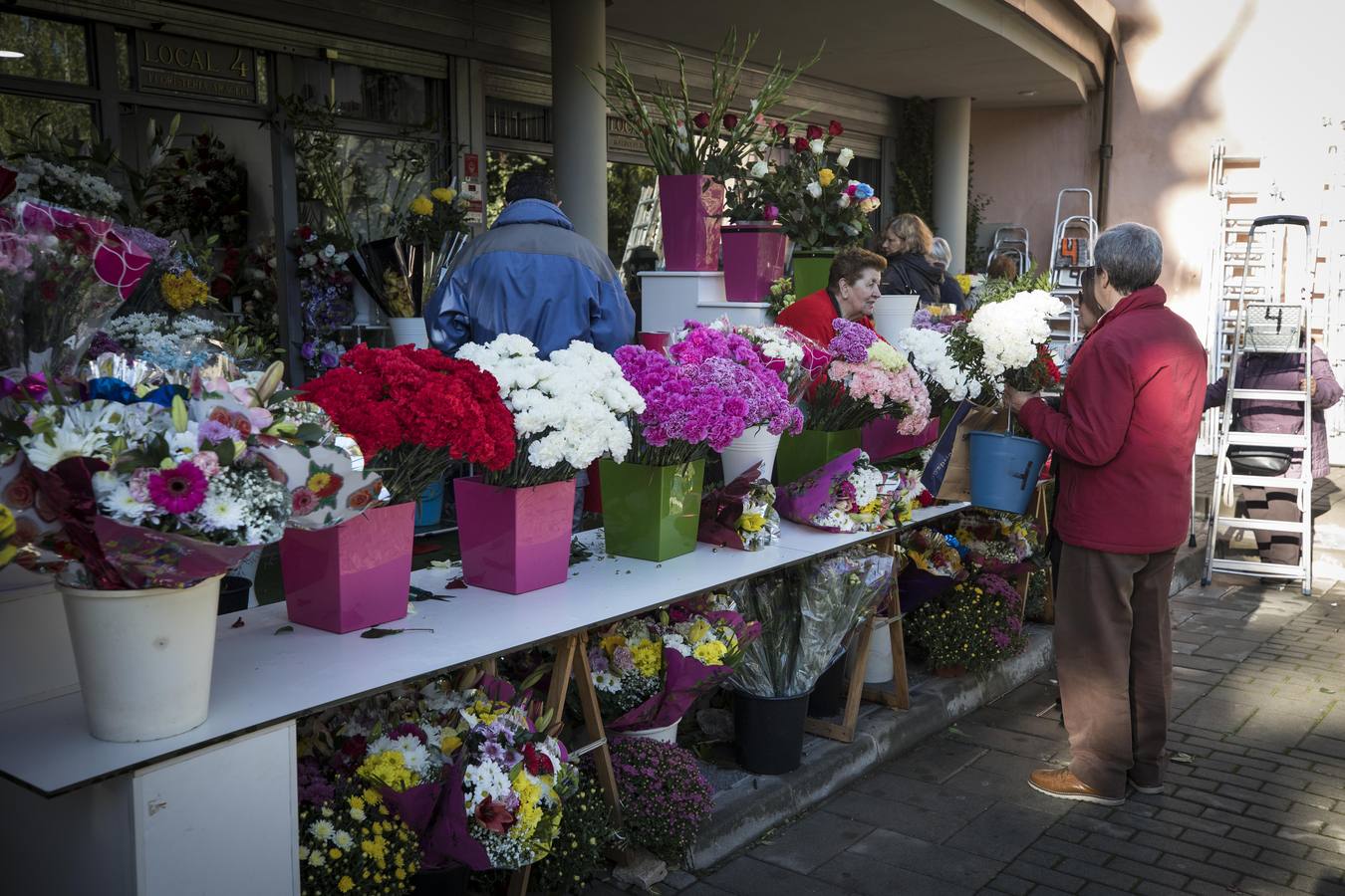 Centenares de familias cumplen con la tradición y llevan flores a sus parientes y allegados