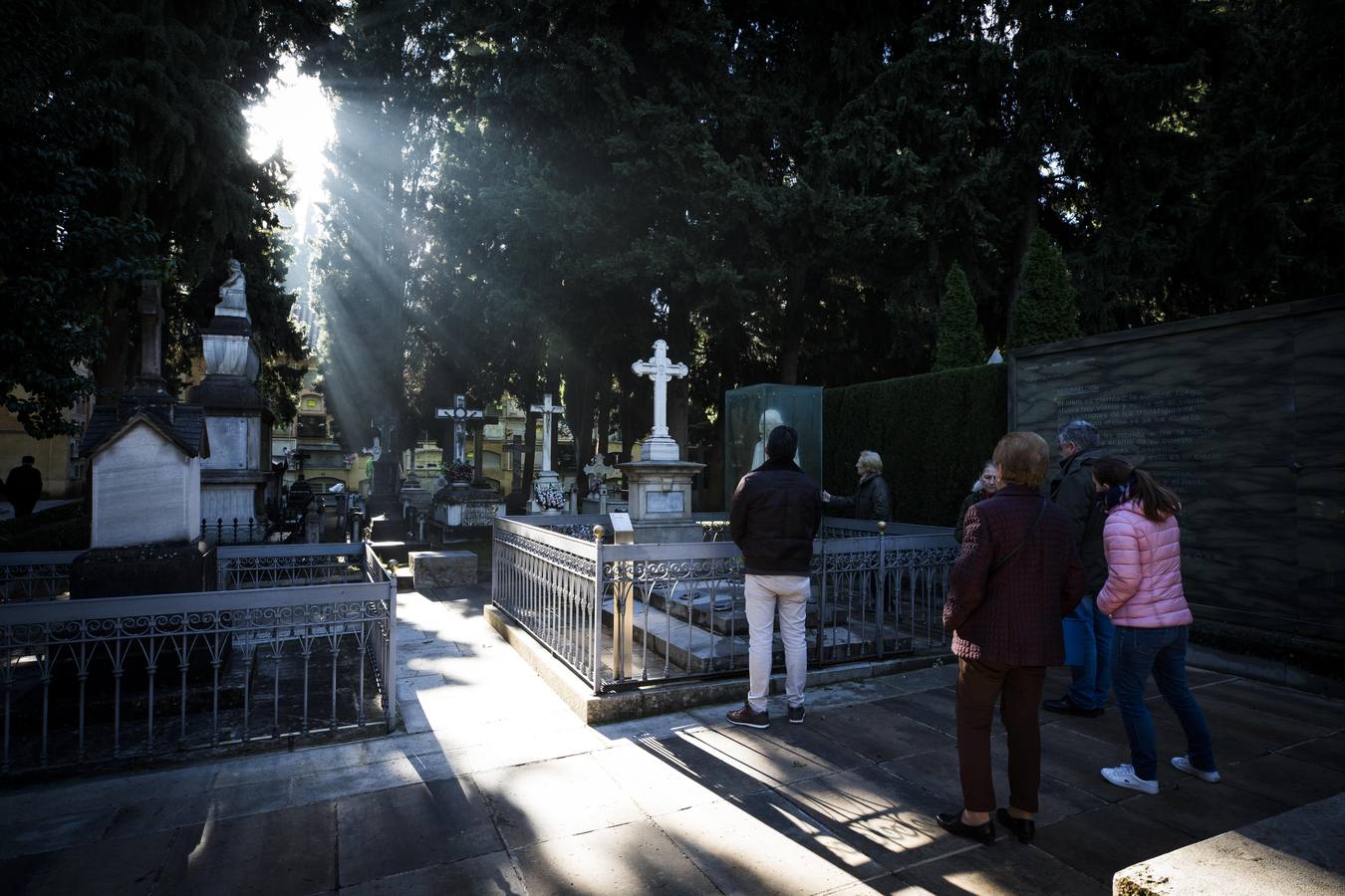 Centenares de familias cumplen con la tradición y llevan flores a sus parientes y allegados