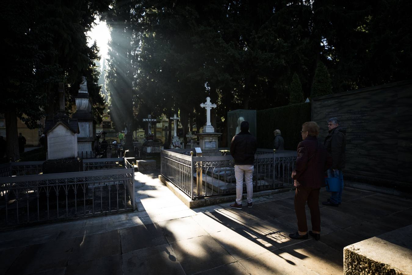 Centenares de familias cumplen con la tradición y llevan flores a sus parientes y allegados