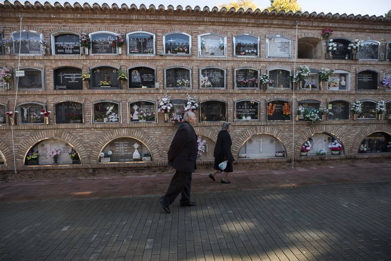 Centenares de familias cumplen con la tradición y llevan flores a sus parientes y allegados