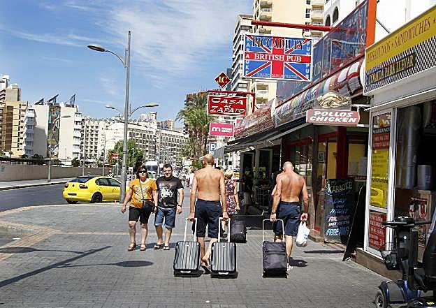Ocho de los diez destinos favoritos de los británicos están en España. ¿El primero? Benidorm. :: juan carlos soler