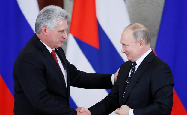 El presidente cubano, Miguel Díaz-Canel, y su colega ruso, Vladímir Putin, durante un encuentro en Moscú.
