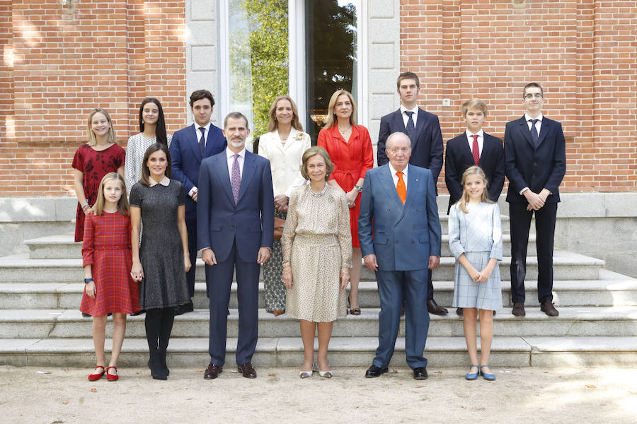 Doña Sofía, junto a la familia real, este viernes en el Palacio de la Zarzuela.
