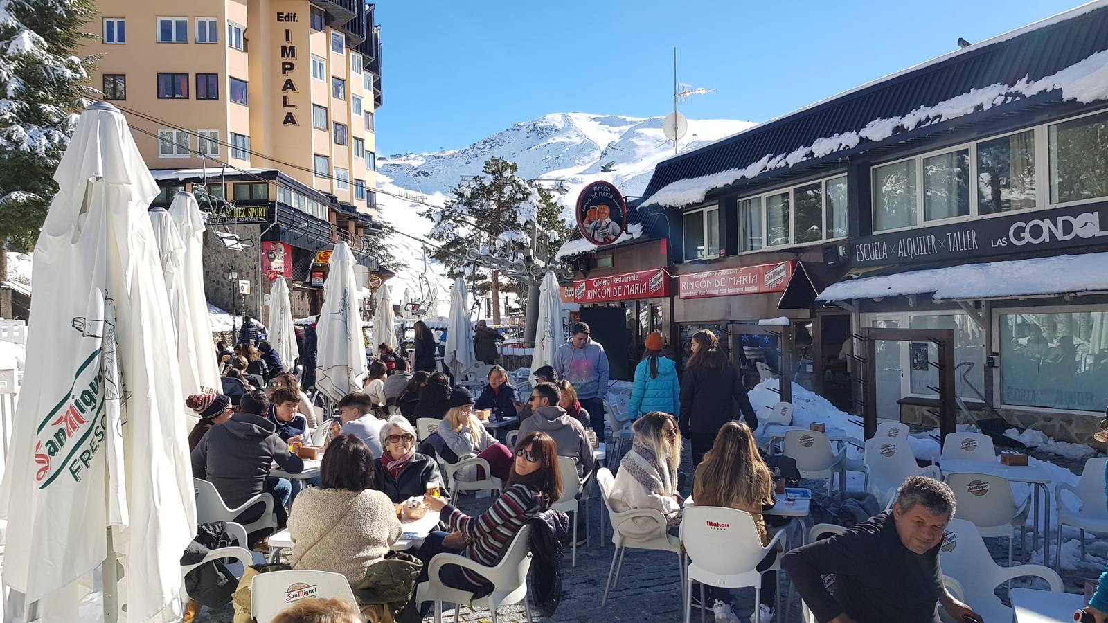 La ola de frío ha dejado en el macizo de Sierra Nevada espesores de nieve inusuales para esta época del año