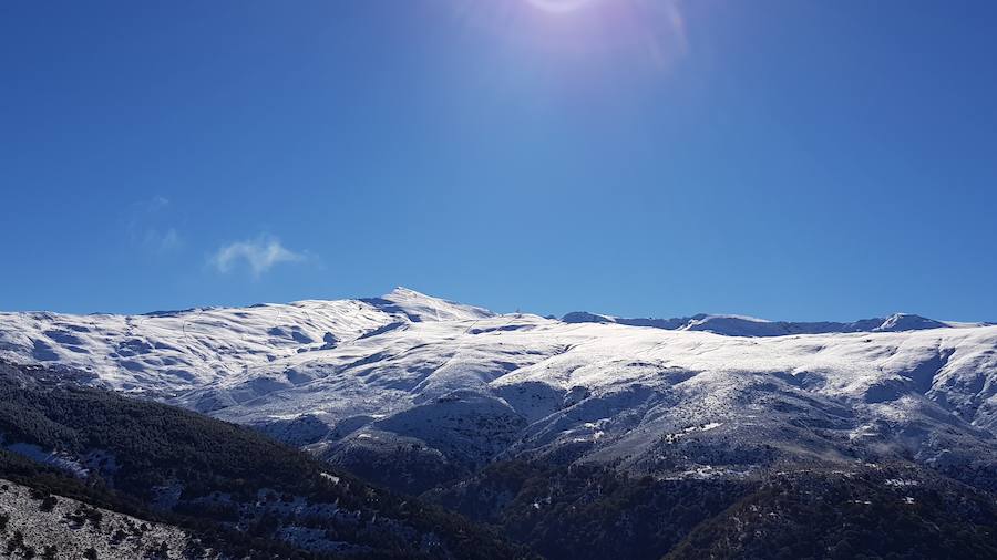 La ola de frío ha dejado en el macizo de Sierra Nevada espesores de nieve inusuales para esta época del año