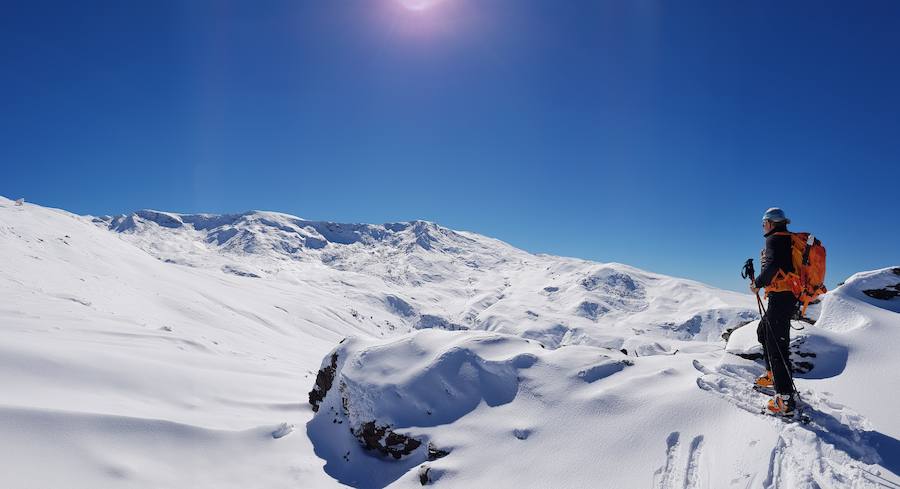 La ola de frío ha dejado en el macizo de Sierra Nevada espesores de nieve inusuales para esta época del año