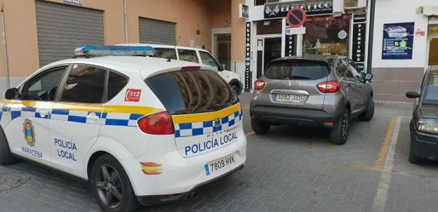 Un vehículo de la Policía Local de Maracena, junto a un aparcamiento para discapacitados de esta localidad.