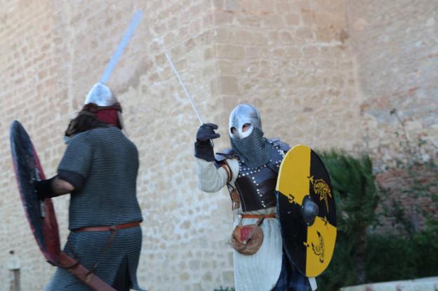 Dos actores recrean una batalla con espada en una actividad en la Alcazaba. 