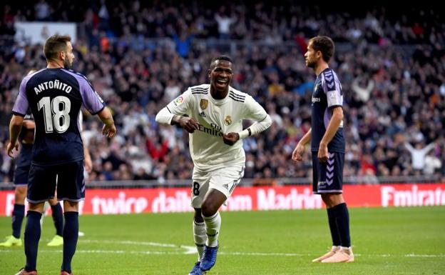 Vinícius celebra el primer gol del Real Madrid. 