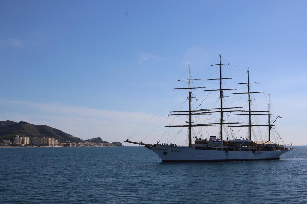 Hoy coinciden en la dársena los dos veleros gemelos, con 138 personas a bordo