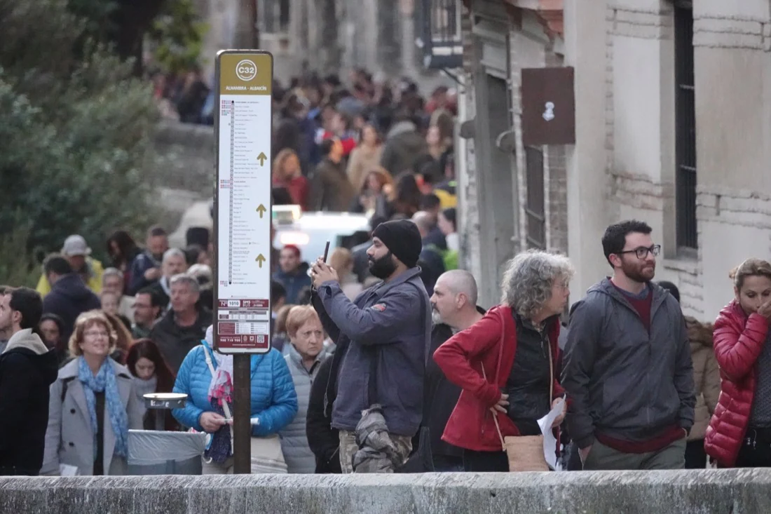 Las calles de Granada repletas de gente que disfrutan del puente en la ciudad