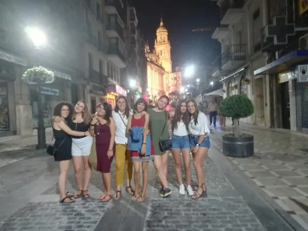 La italiana María Cristina, cuarta por la izquierda, posando con sus amigas en La Carrera.