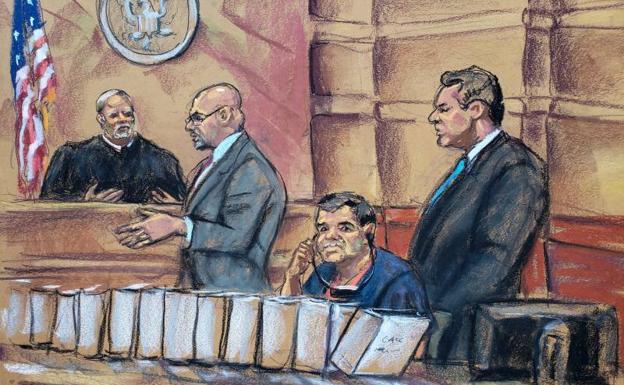 Dibujo realizado por la artista Jane Rosenberg donde aparece 'el Chapo' (2 dcha.) mientras escucha a su abogado durante el juicio.