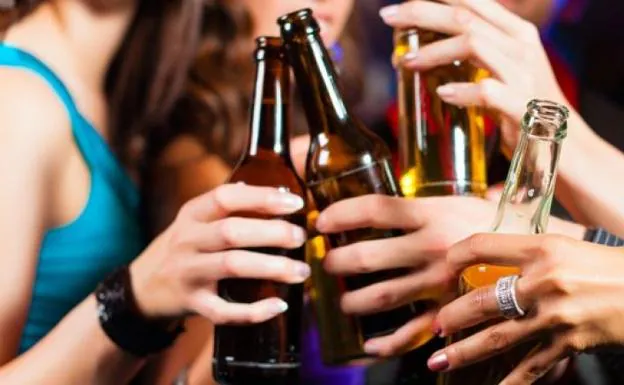 Pillan una madre bebiendo alcohol con su hija de 14 años en un bar | Ideal