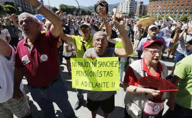 Un grupo de pensionistas manifestándose. 