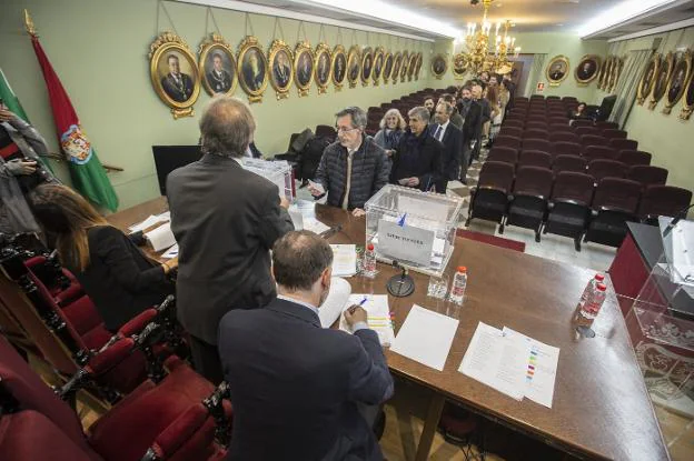 La mesa electoral se instaló en el Salón de Actos del Colegio de Abogados de Granada. 