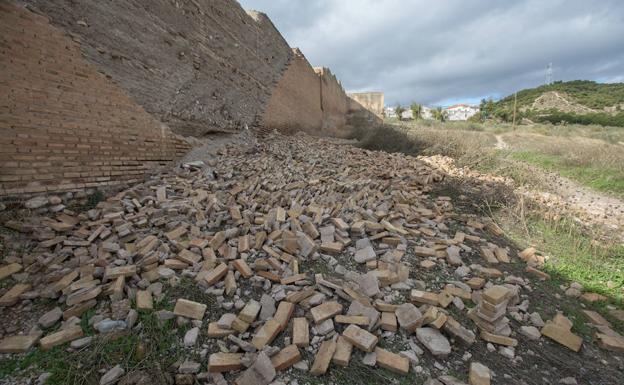 Cientos de ladrillos de la muralla Nazarí en el suelo