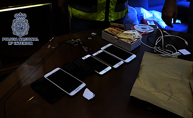 Algunos de los artículos que se han incautado.