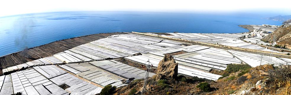 El delta de Albuñol, en la costa granadina oriental, tras las primeras obras de retirada de invernaderos de la primera línea litoral 