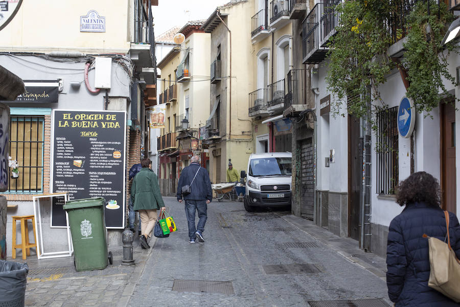 La Policía admite problemas de droga y prostitución en la calle Elvira y suma refuerzos. Hosteleros y comerciantes de la zona afirman que «el ambiente de violencia y suciedad está generando una mala imagen para el turismo».