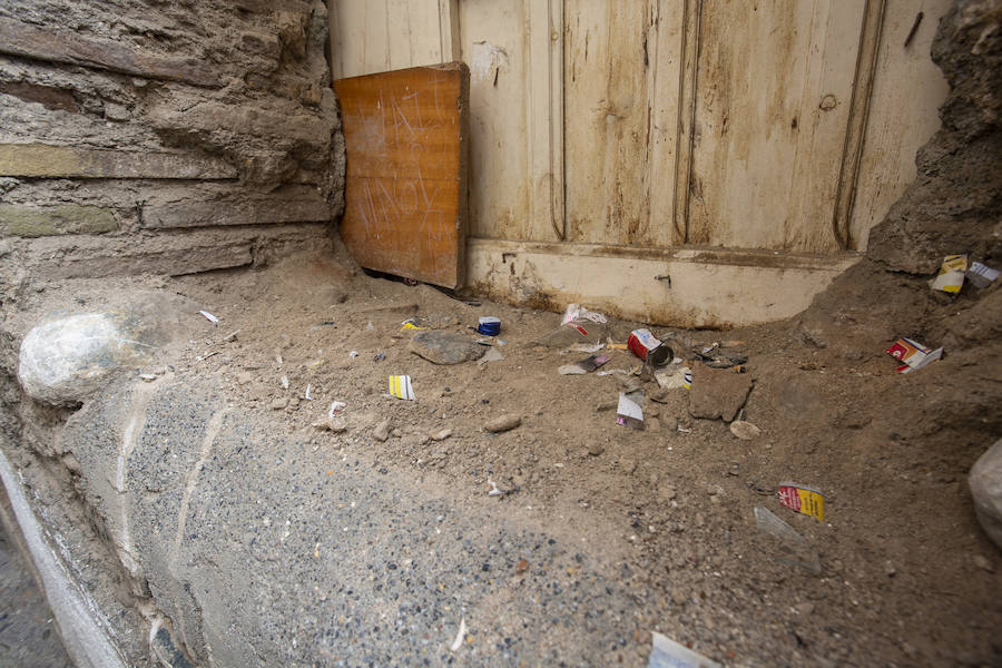 La Policía admite problemas de droga y prostitución en la calle Elvira y suma refuerzos. Hosteleros y comerciantes de la zona afirman que «el ambiente de violencia y suciedad está generando una mala imagen para el turismo».